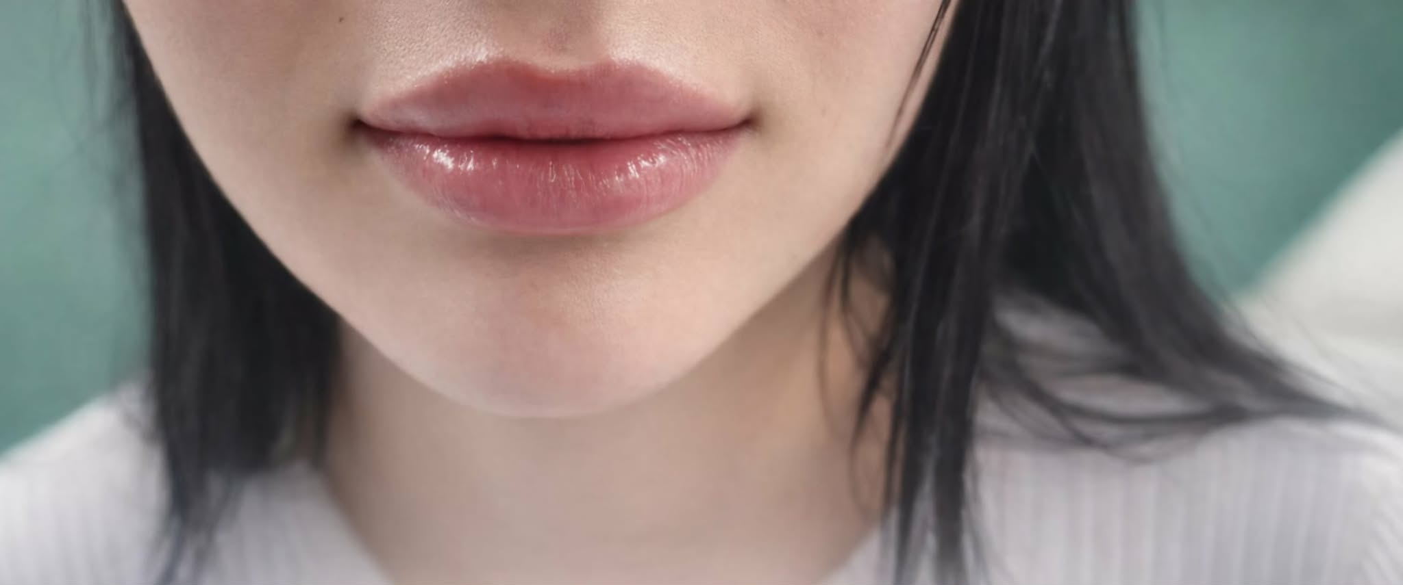 Aplikácia kyseliny hyalurónovej do pier